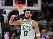 开云体育登录-塔图姆打出统治级数据，雄鹿鏖战太阳