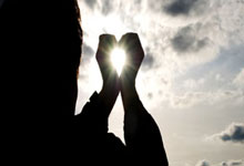 开云体育官方网站-恩菲尔德队长激励全队,挑战强敌士气高昂