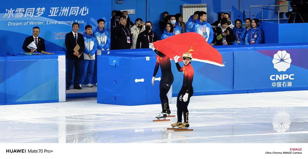 运动员们在赛场上争分夺秒,争取胜利 运动员们在赛场上争分夺秒,争取胜利