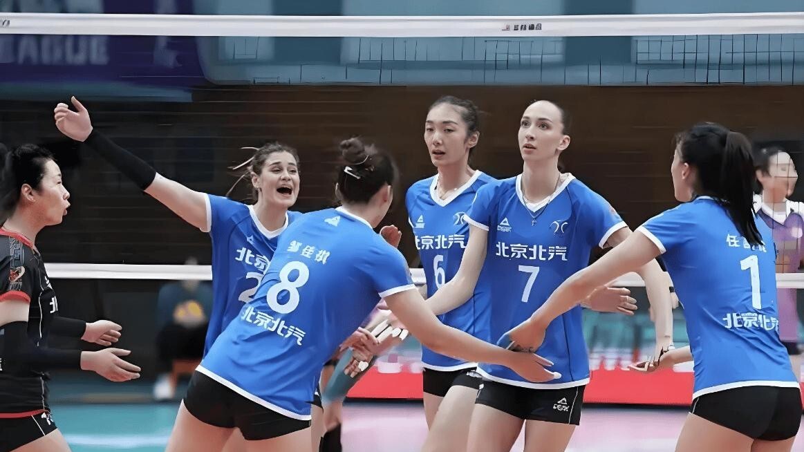 拼尽全力的球员精彩发挥,助队赢得全场喝彩 拼尽全力的球员精彩发挥,助队赢得全场喝彩