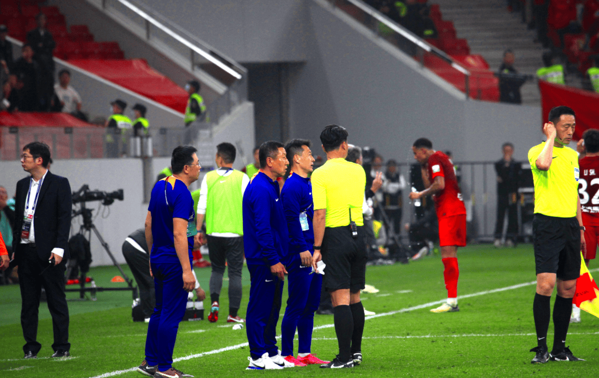 拼尽全力的球员精彩发挥,助队赢得全场喝彩 拼尽全力的球员精彩发挥,助队赢得全场喝彩