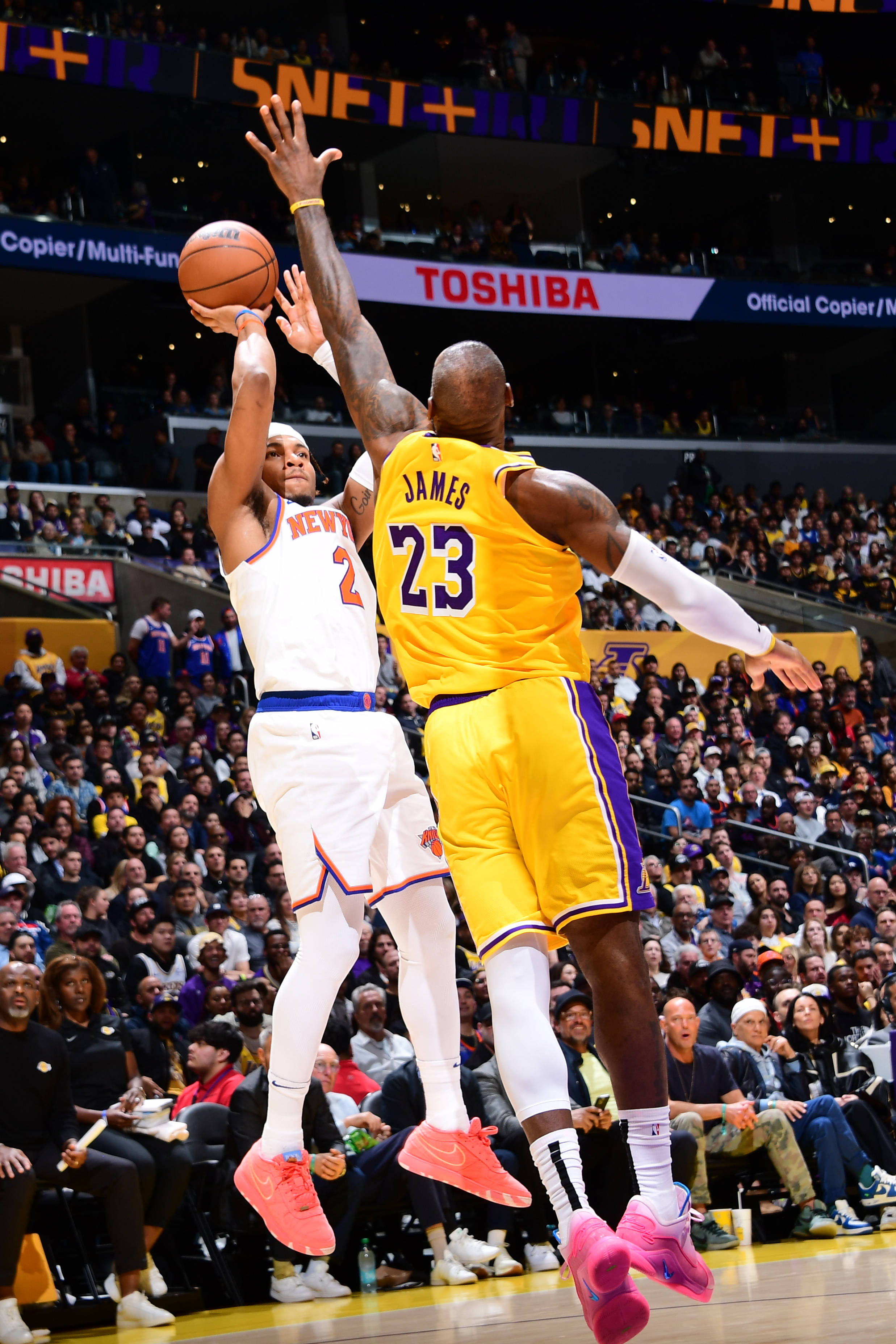 包含尼克斯惨败湖人，新援罗齐尔仍需磨合的词条