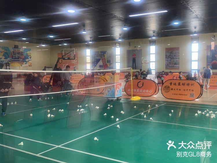 关于一位退役球员重返球场，开展篮球公益活动的信息