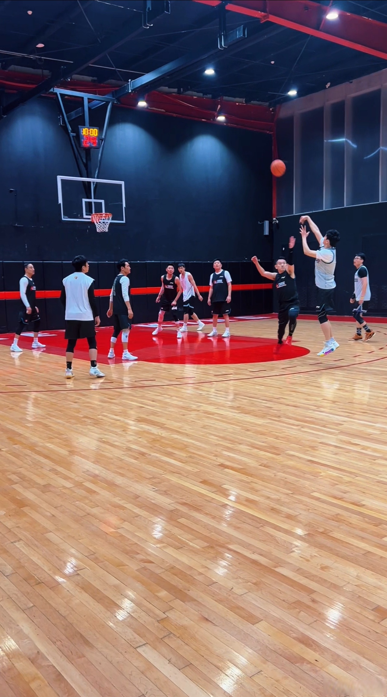 关于一位退役球员重返球场，开展篮球公益活动的信息