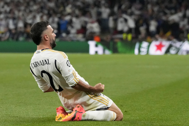 携克罗斯在比赛中受伤，皇马中场人手不足