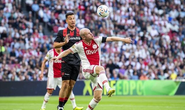 关于阿贾克斯客场击败利物浦，势如破竹的信息