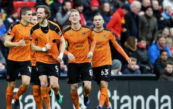 曼联客场逼平狼队，欧冠悬念依旧