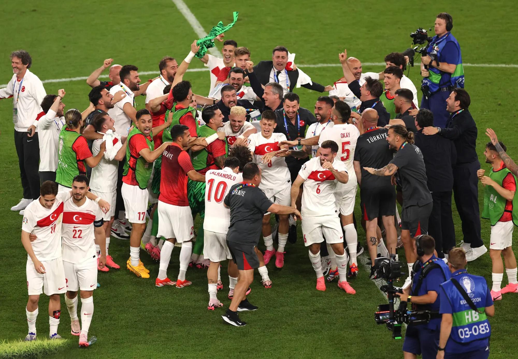 包含欧洲赛场强强对决频频上演，球迷热情高涨的词条