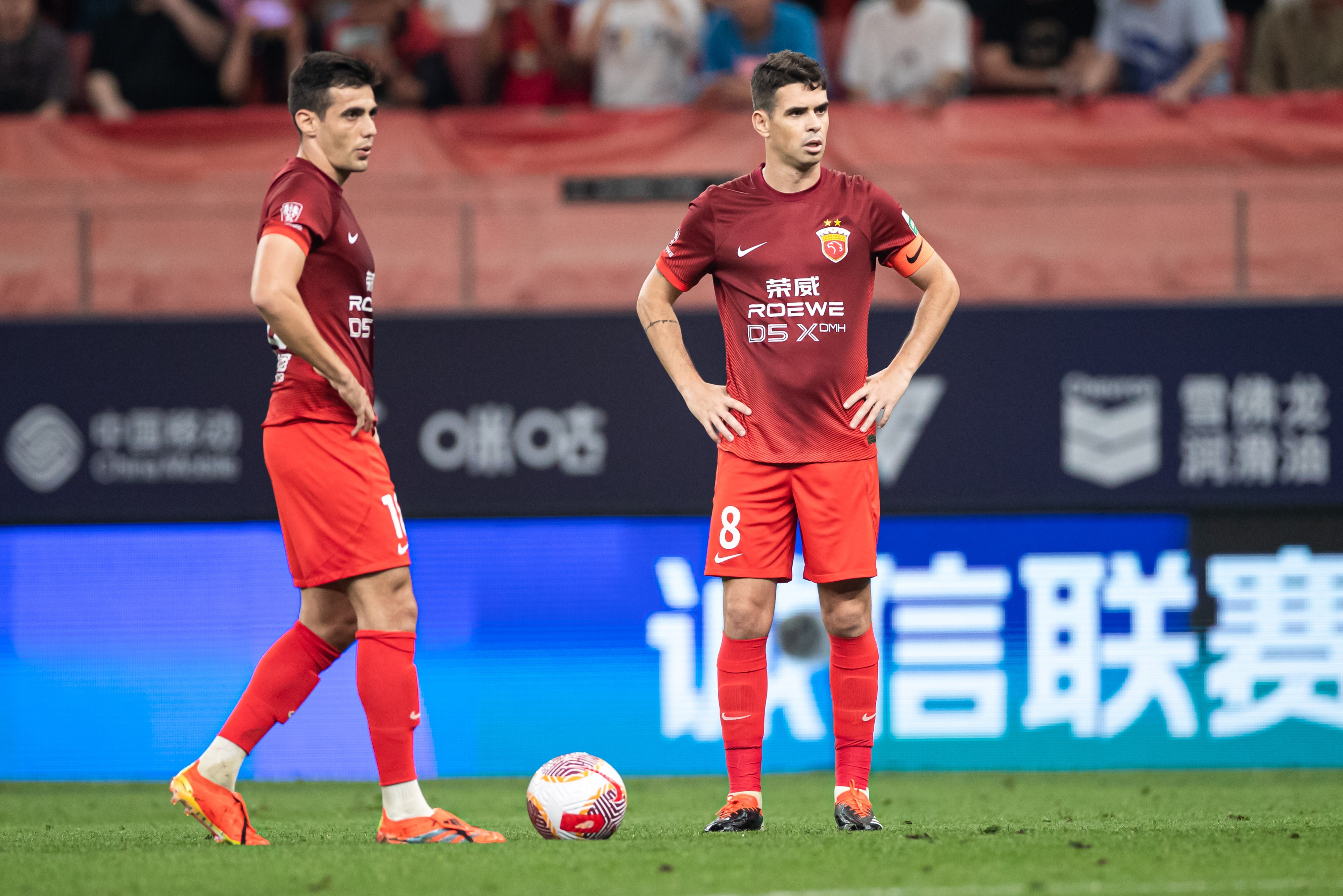 包含欧洲赛场强强对决频频上演，球迷热情高涨的词条