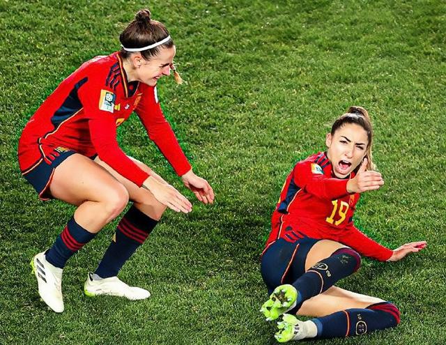 瑞典女足在比赛中夺冠，取得胜利