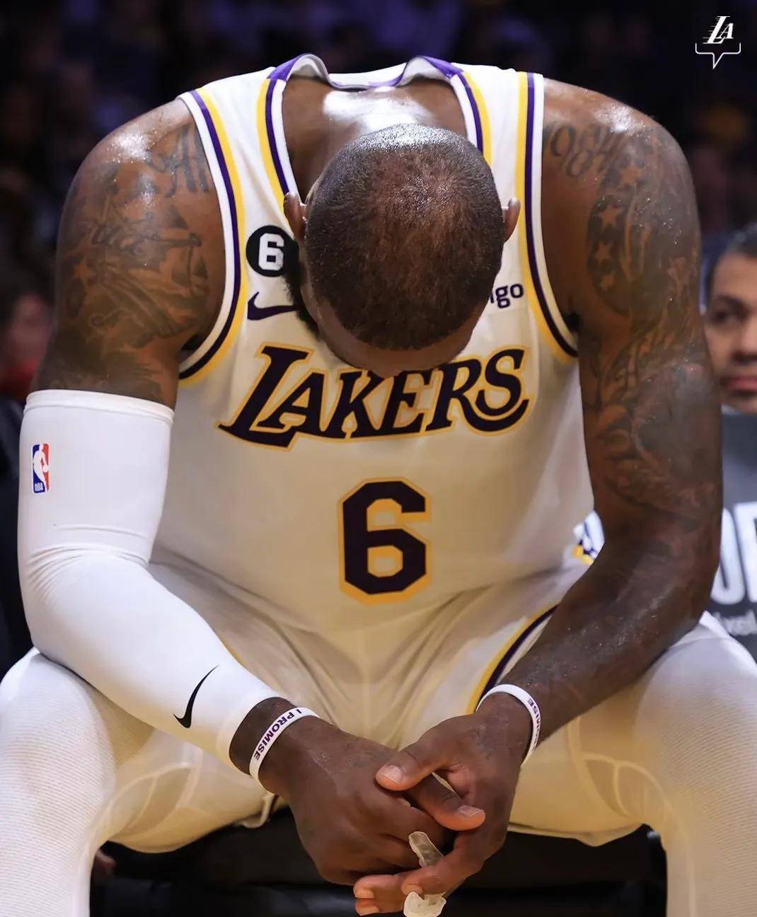 关于主场作战失利，湖人队面临季后赛压力的信息