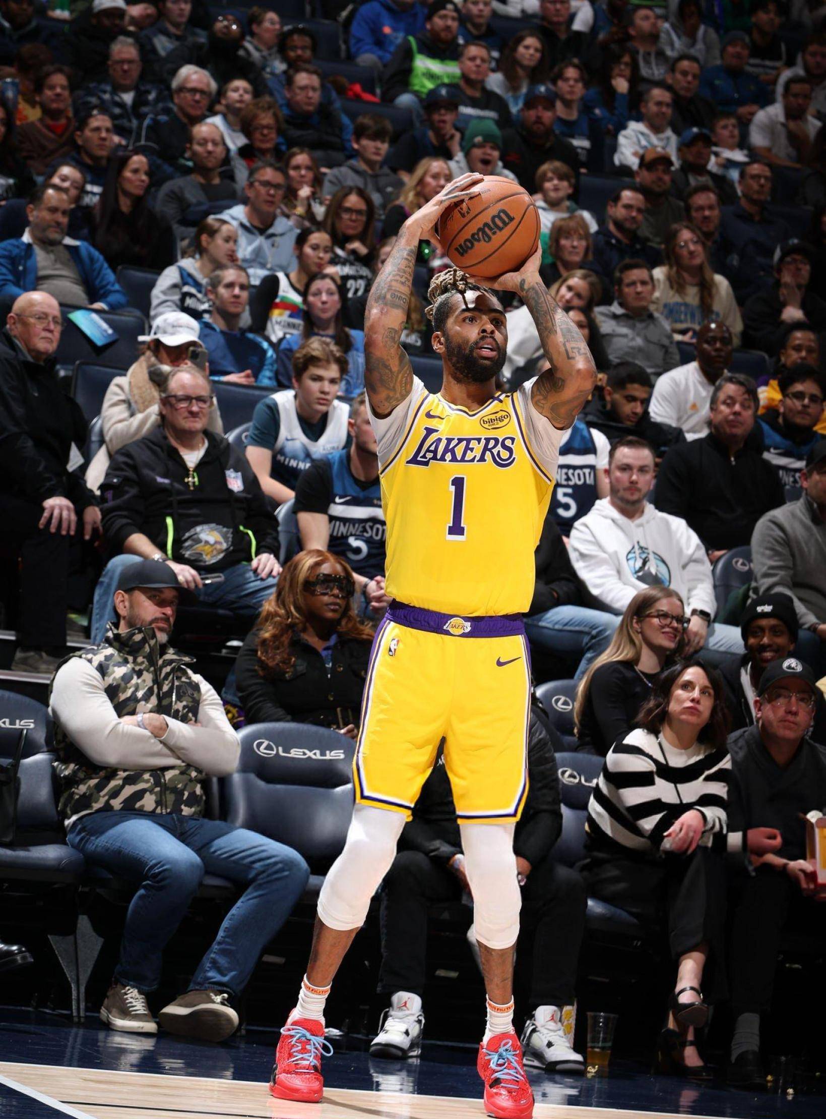 关于主场作战失利，湖人队面临季后赛压力的信息