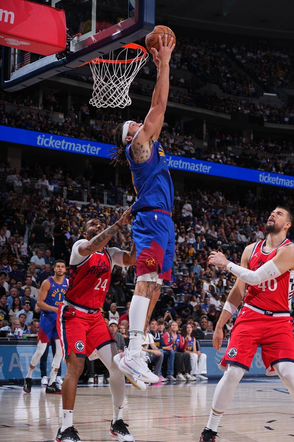 关于快船客场力克掘金，伦纳德贡献全场最高助攻的信息