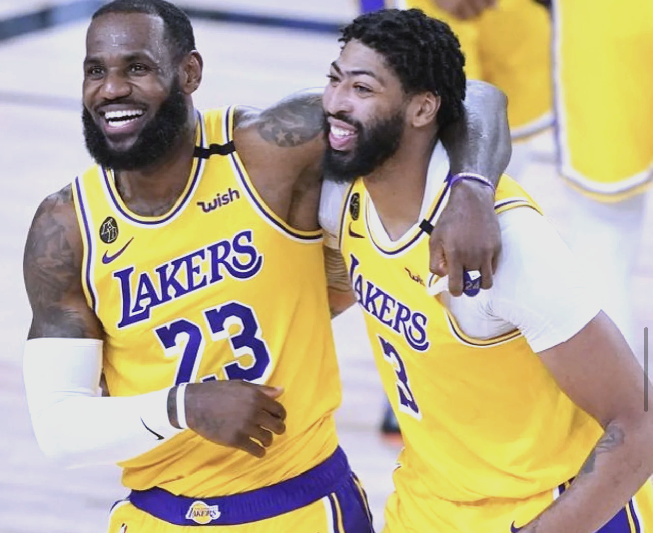 篮网队成功战胜湖人队，全场比分紧凑