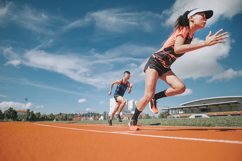 田径赛场选手实力对决,全力拼搏 田径赛场选手实力对决,全力拼搏