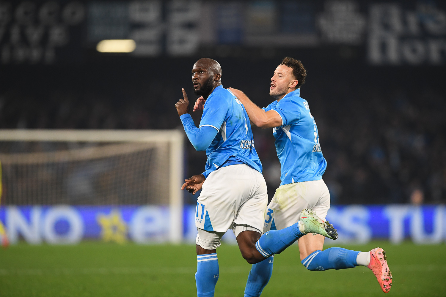 包含那不勒斯客场战胜对手，展示强大实力的词条