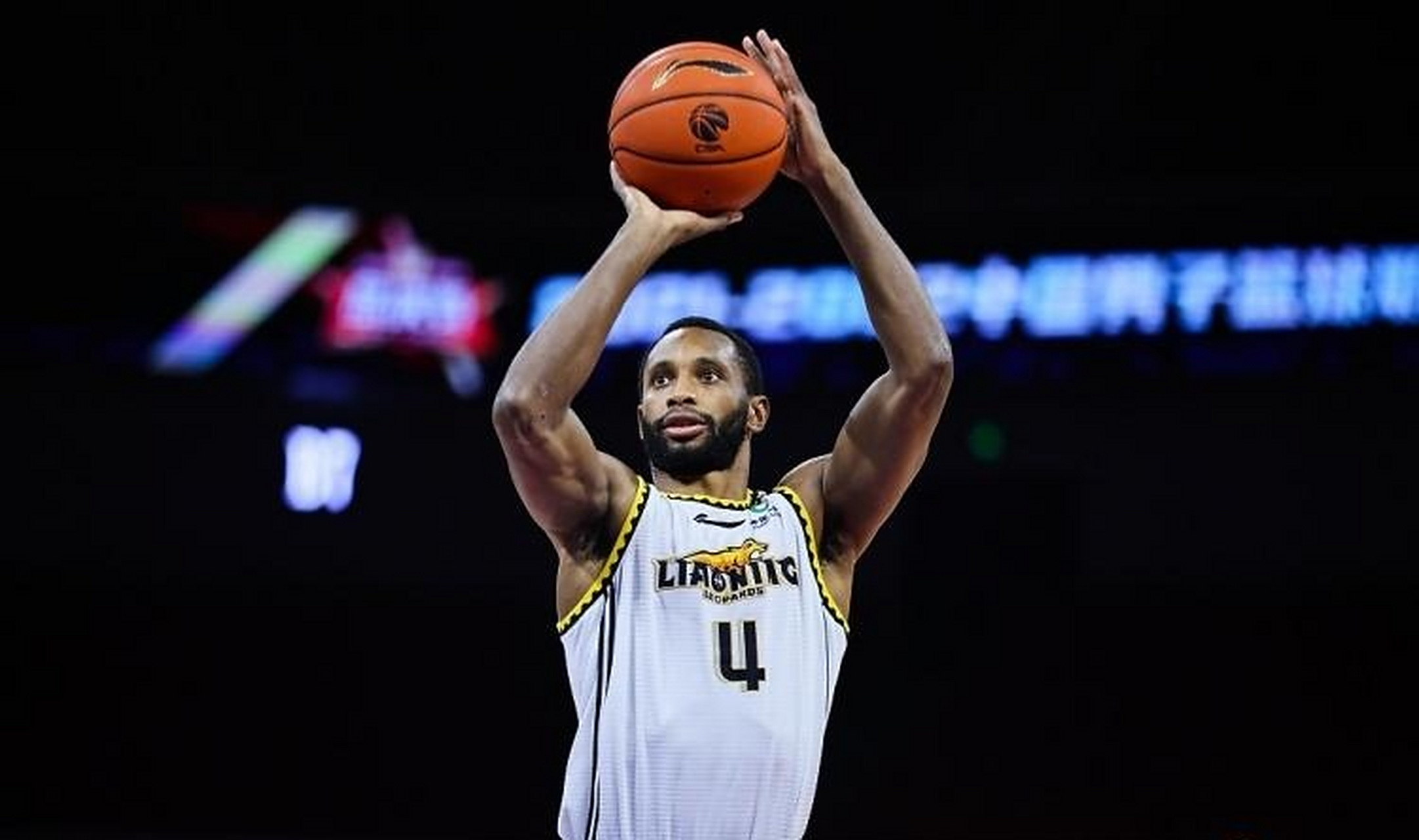 关于争夺冠军动向：各队实力悬殊，竞争激烈的信息