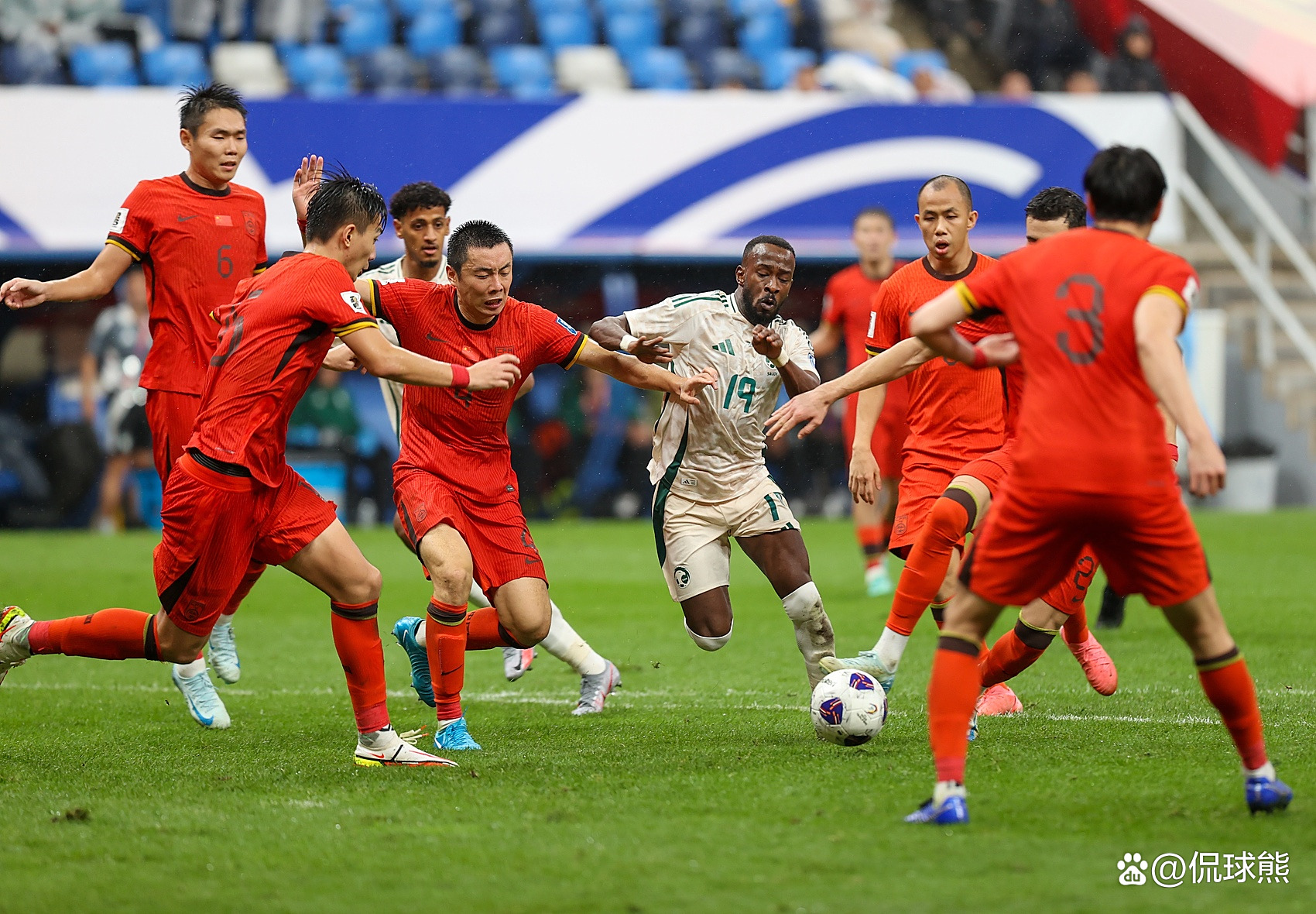 亚洲足球赛场上掀起激烈风暴 亚洲足球赛场上掀起激烈风暴