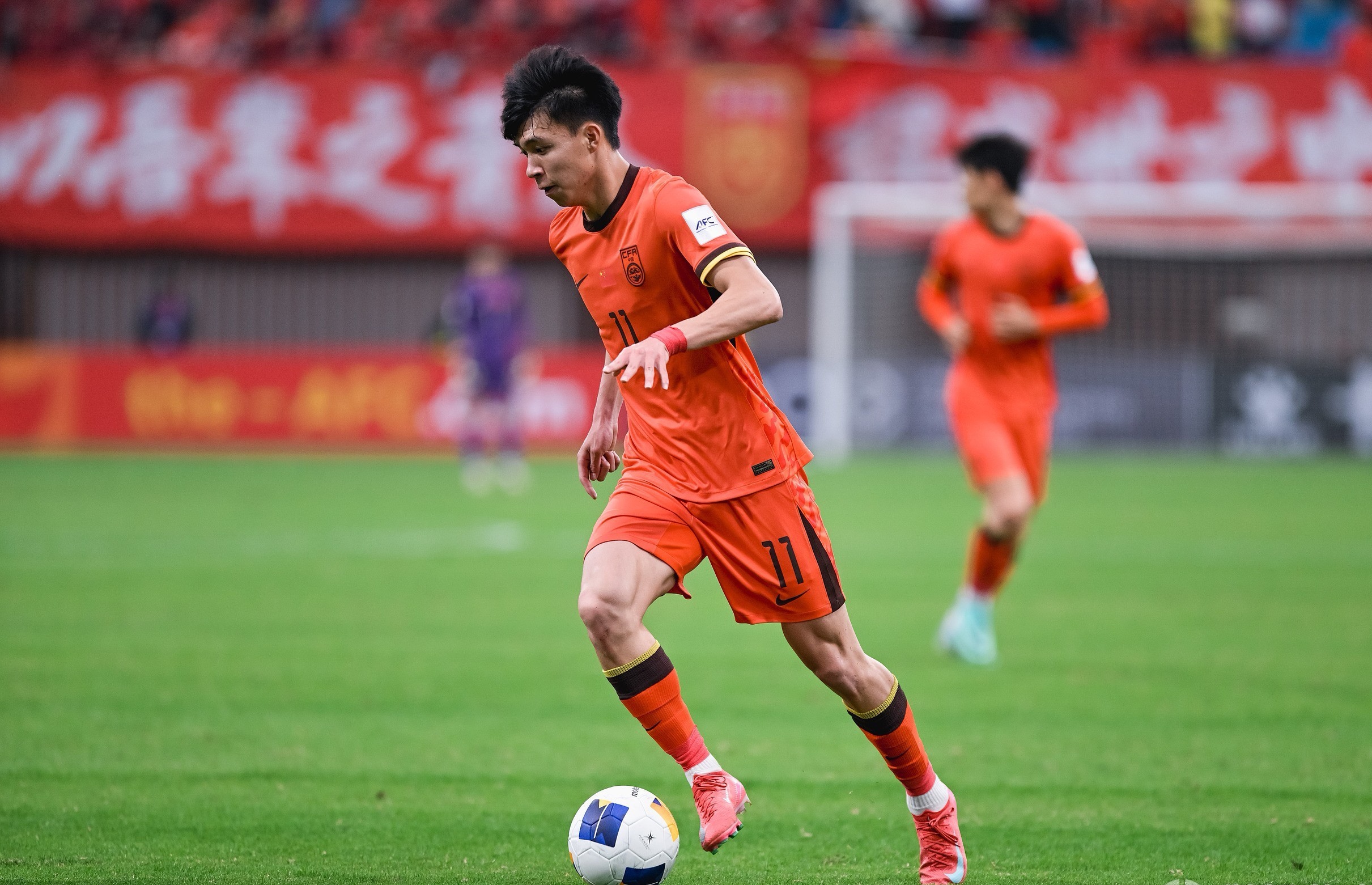 亚洲足球赛场上掀起激烈风暴 亚洲足球赛场上掀起激烈风暴