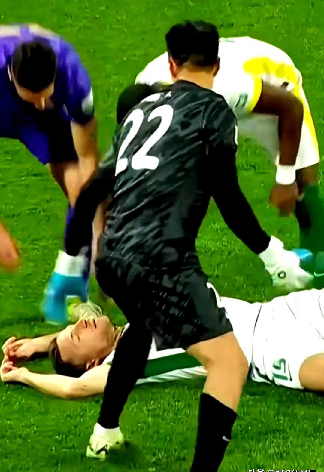 紧张较量！球队在国际赛事中压倒对手的简单介绍