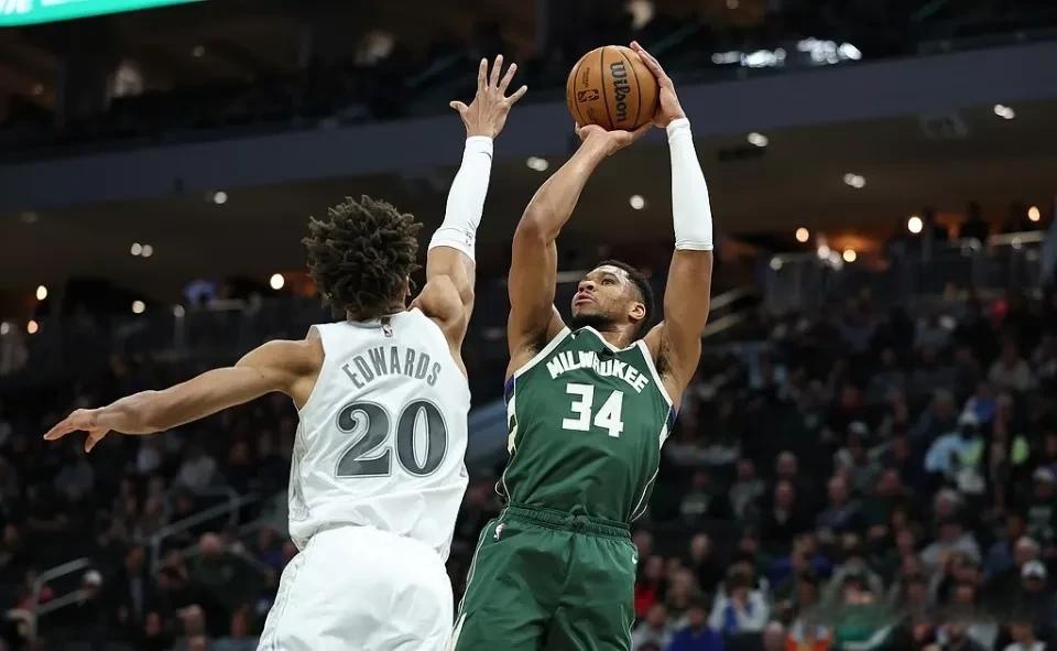 雄鹿全队合作紧密，战斗力强劲的简单介绍