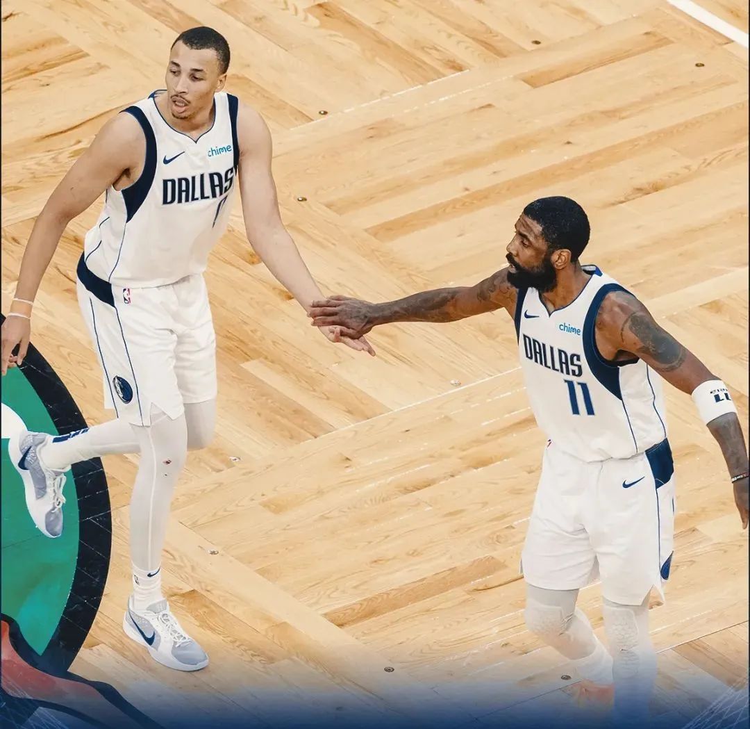 包含独行侠客场轻取活塞，取得关键胜利的词条