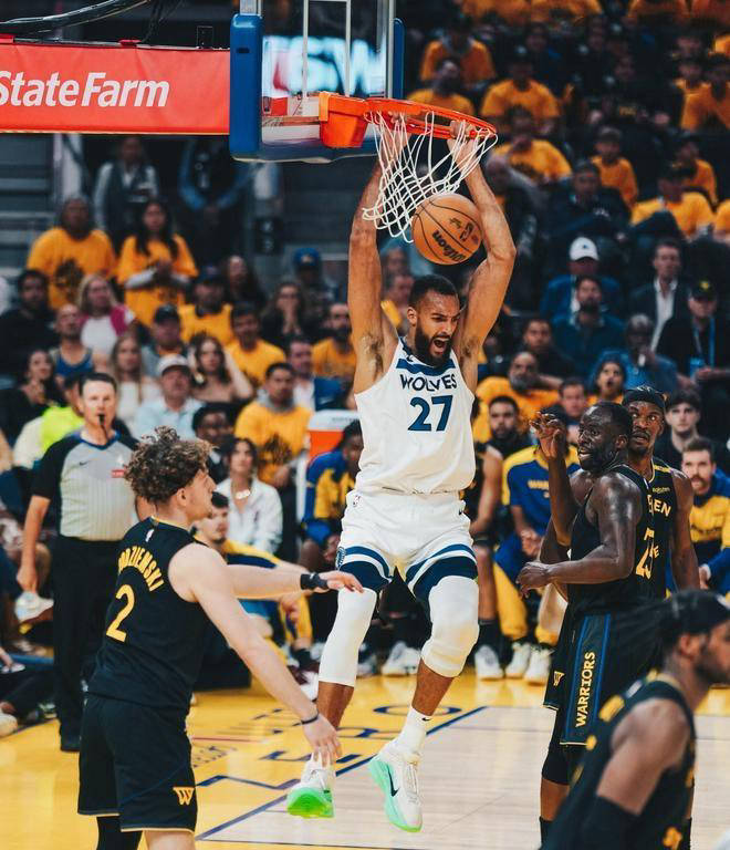 比赛中球员猛烈对抗,赛场局势扑朔迷离! 比赛中球员猛烈对抗,赛场局势扑朔迷离!