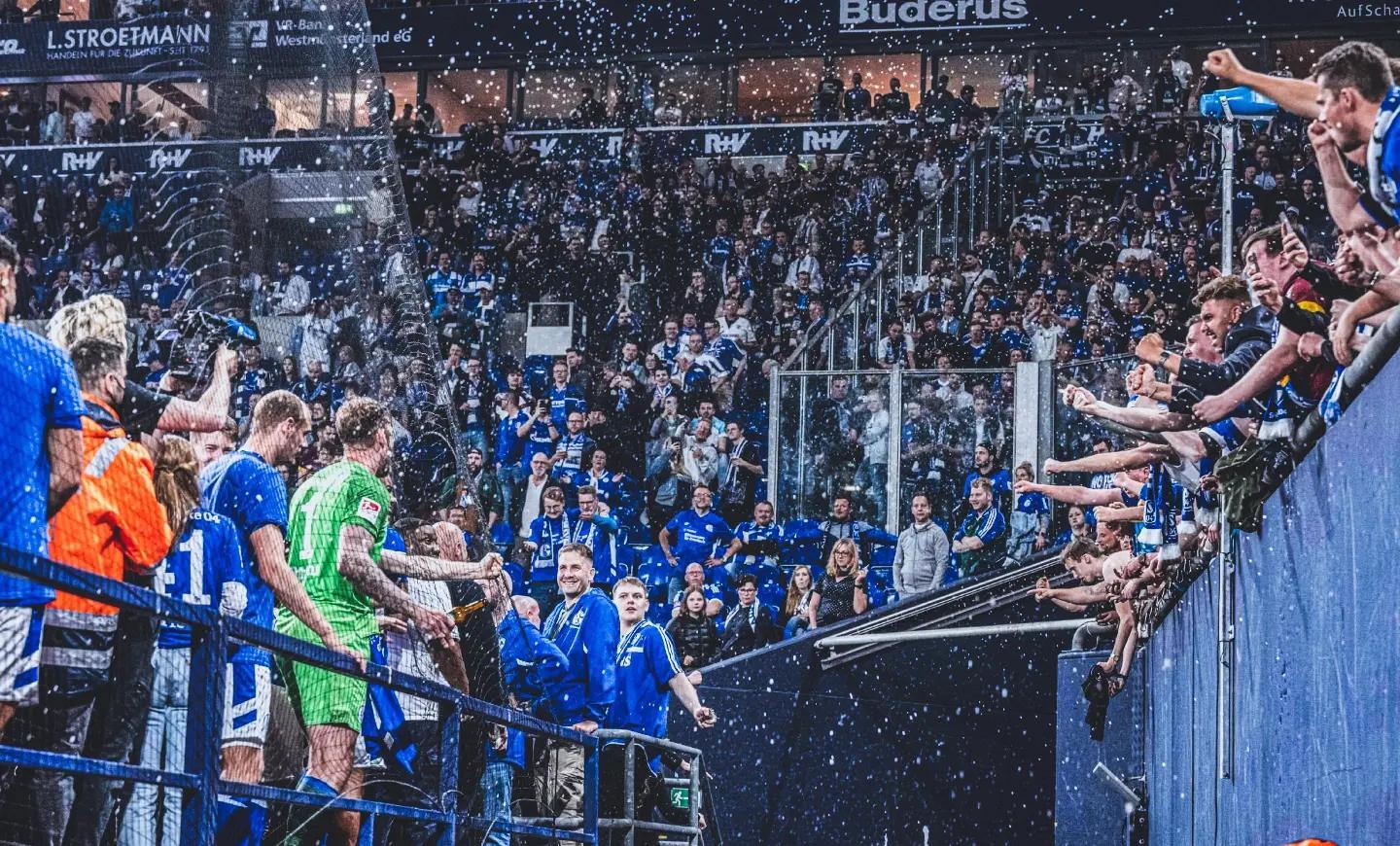 竞技激烈，足球场上各队拼尽全力！