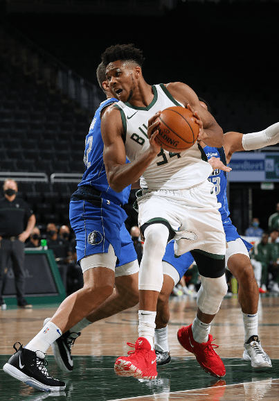 雄鹿大胜独行侠,保持不败 雄鹿大胜独行侠,保持不败