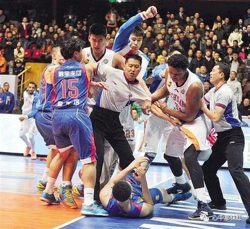 包含场面火爆!CBA观众席沸腾不已的词条 包含场面火爆!CBA观众席沸腾不已的词条