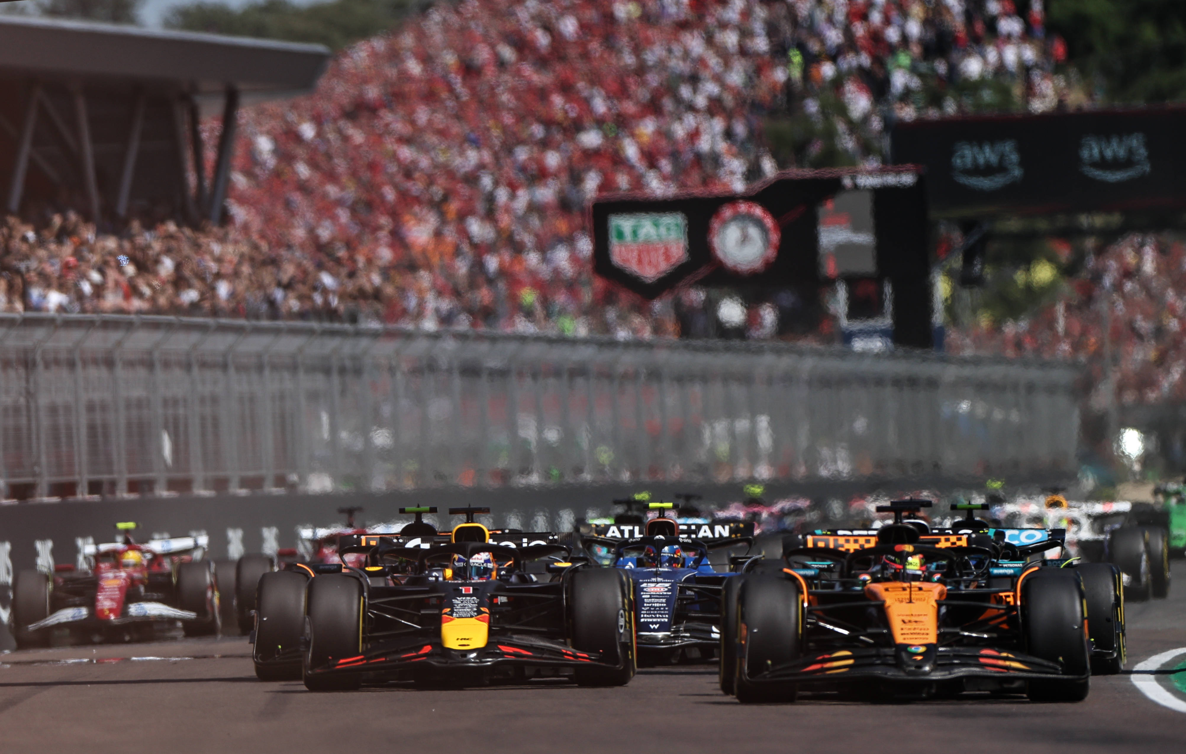 红牛二队轻取梅赛德斯，塞恩斯统治全场的简单介绍