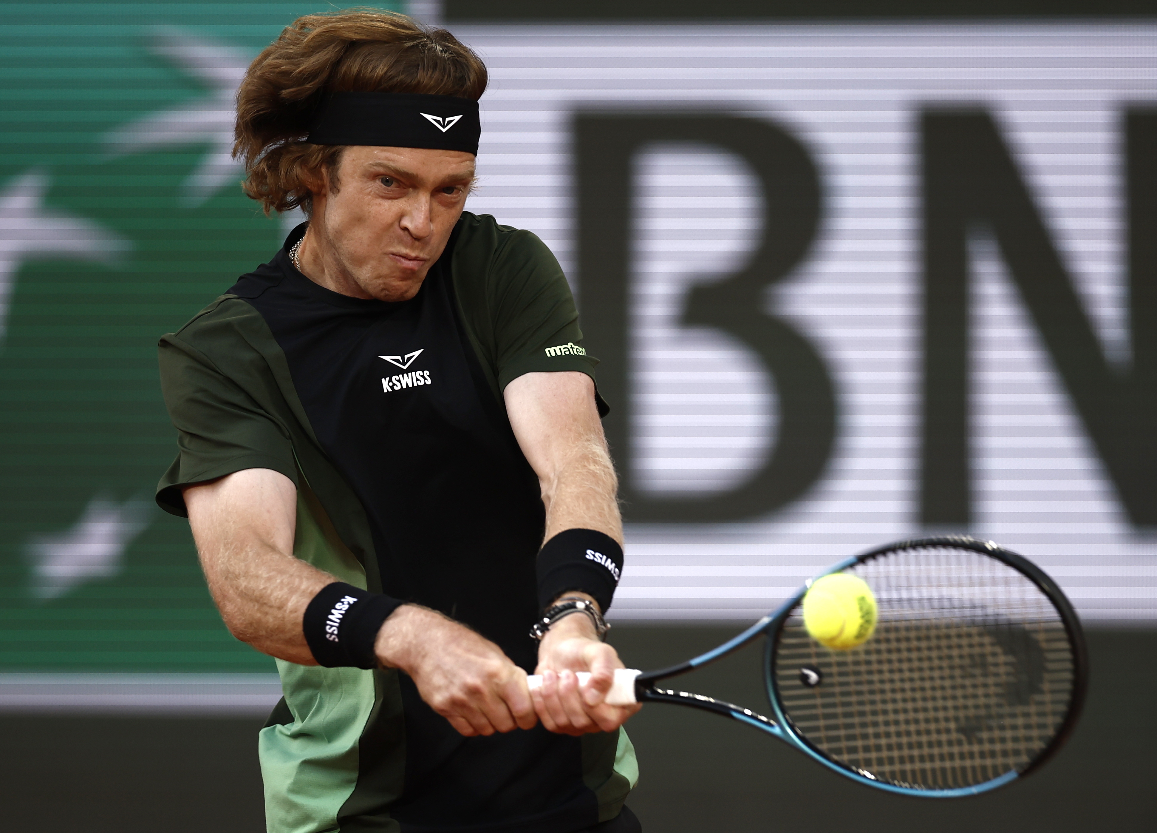 澳网力克法网，辛纳惊艳四座